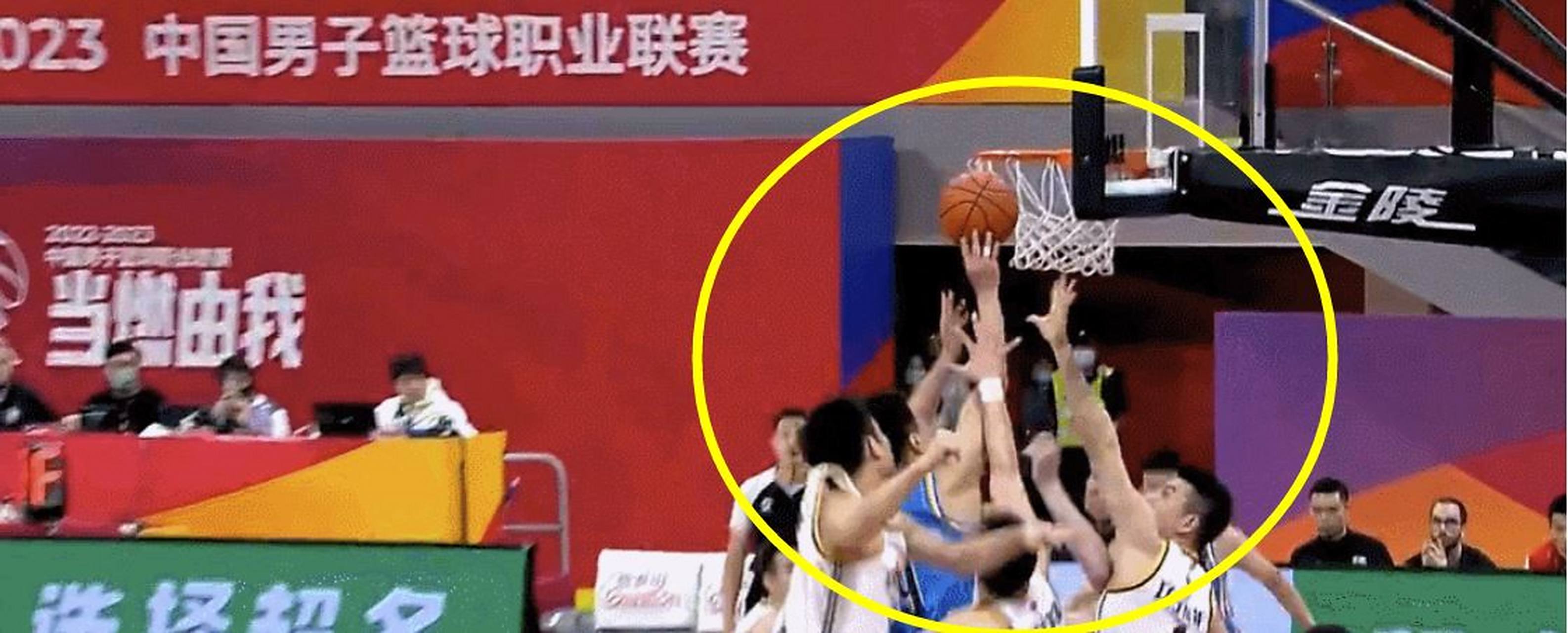 在浙江队赛场上演CBA季后赛,封盖,引发弹幕炸裂的简单介绍 在浙江队赛场上演CBA季后赛,封盖,引发弹幕炸裂的简单介绍