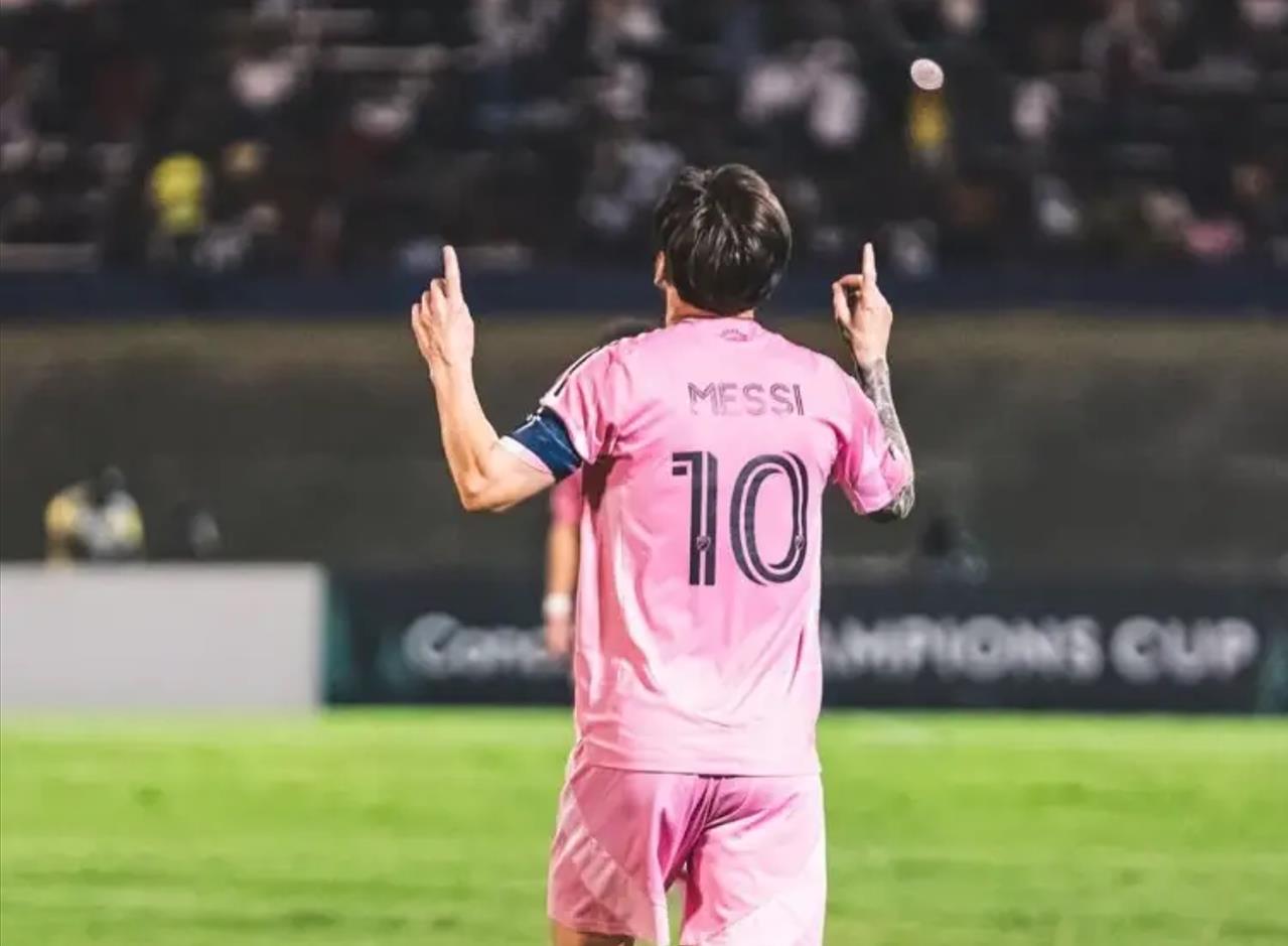 梅西重签新约，诺坎普球迷欢呼雀跃的简单介绍