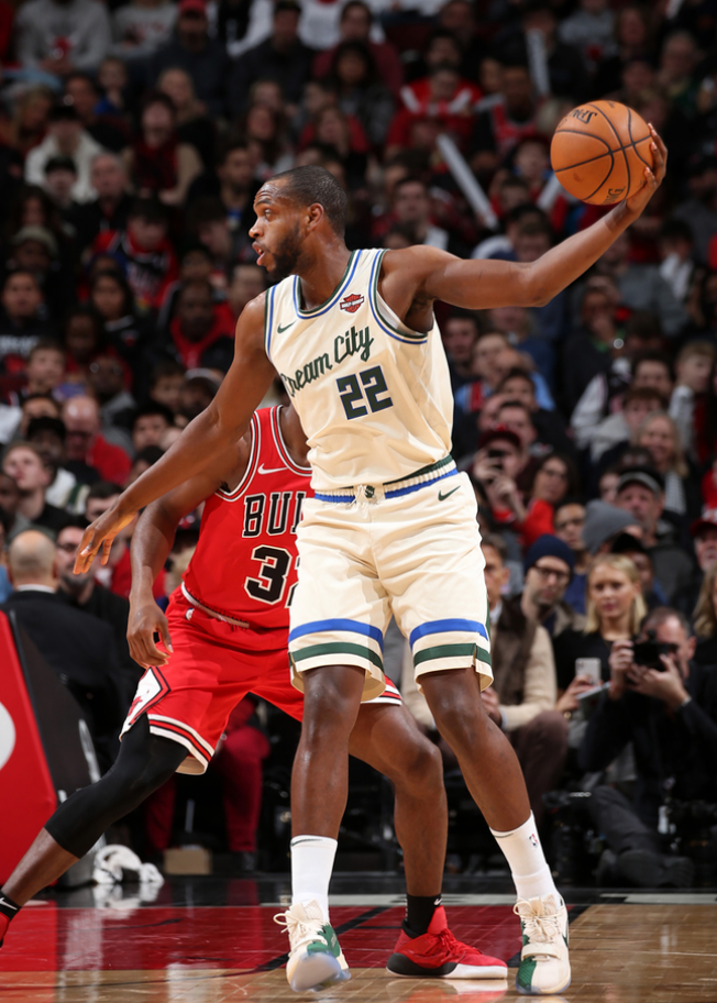 aoa体育体育亚洲官网-黄蜂主场大胜雄鹿，拉文再次成为球队得分王