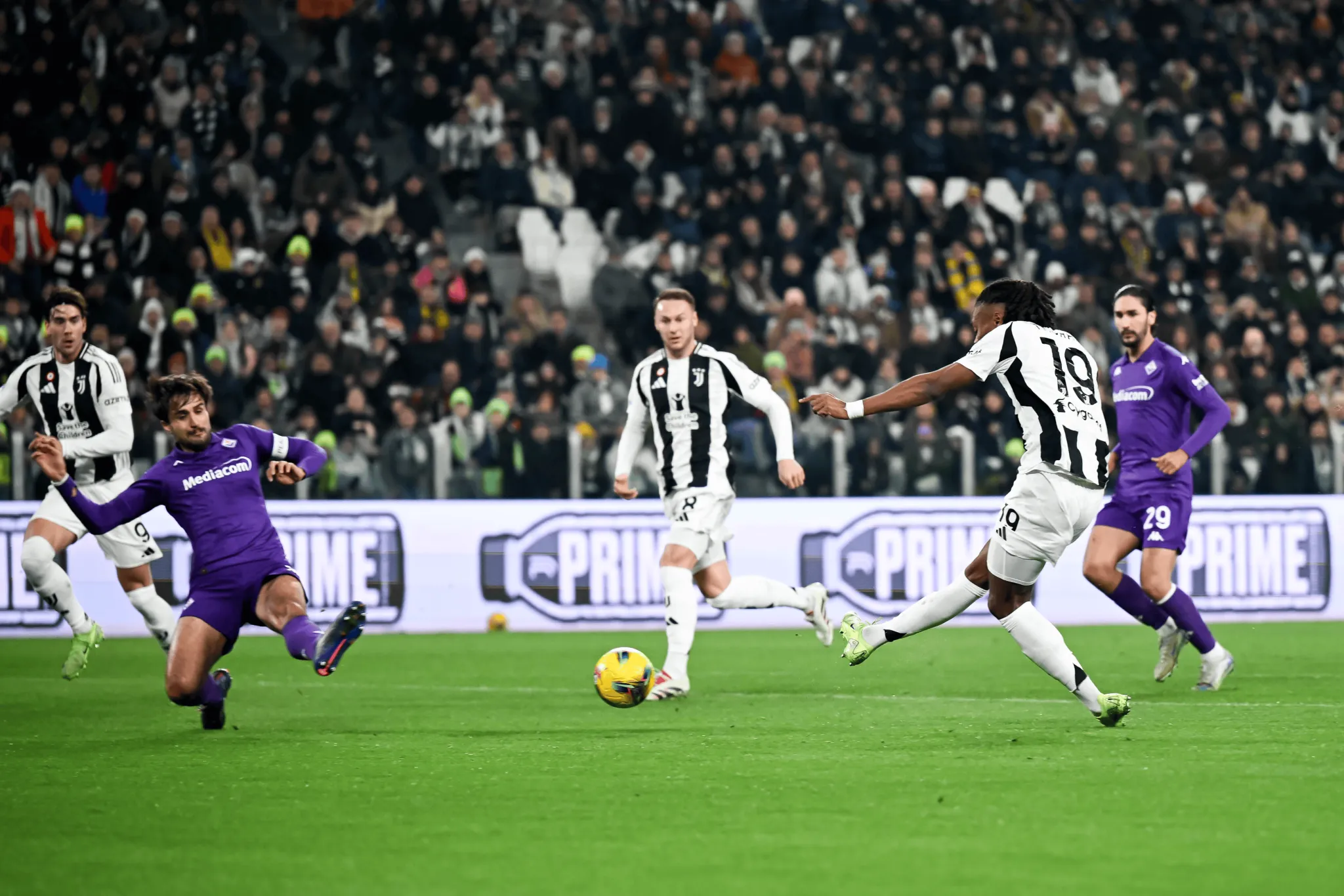 包含罗马对阵尤文图斯，双方争夺胜利即刻展开的词条