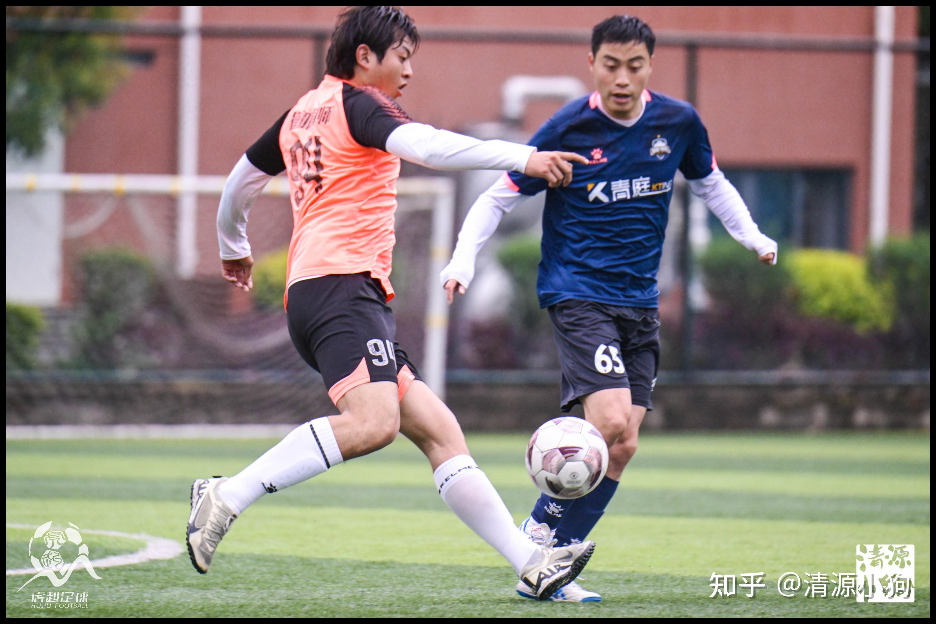 aoa体育体育app下载-紧张足球比赛中球队实力横扫对手