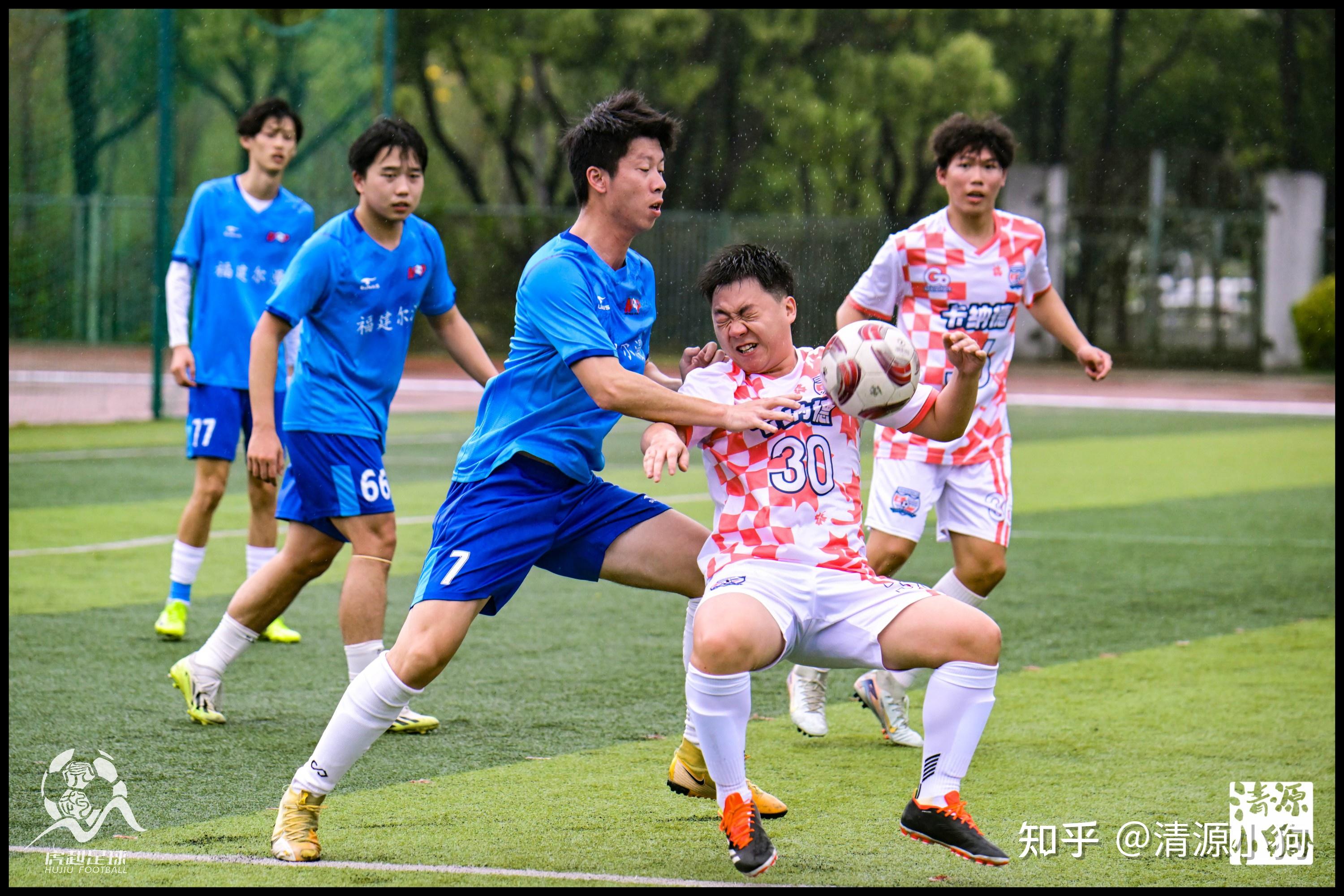 紧张足球比赛中球队实力横扫对手