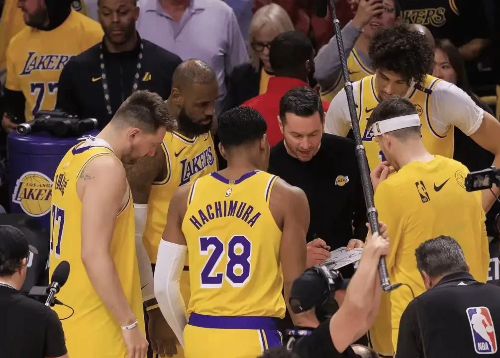 精彩的比赛极富看点,球员们表现令人眼前一亮 精彩的比赛极富看点,球员们表现令人眼前一亮