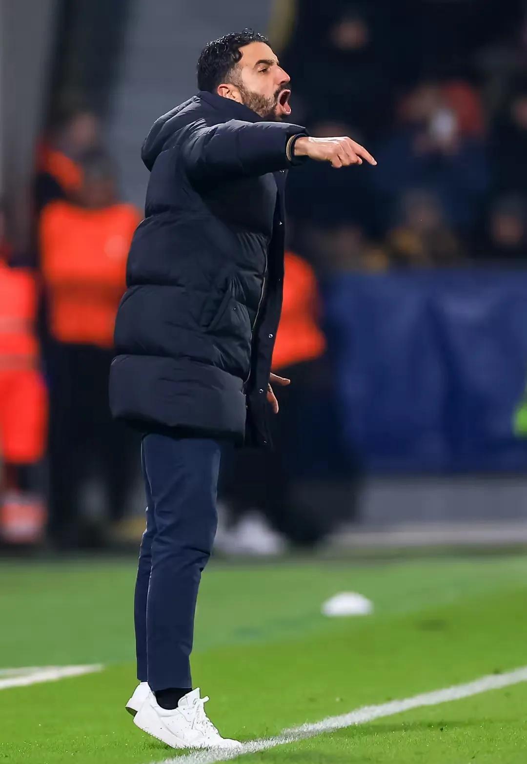 aoa体育体育地址-曼联客场逆转，球员表现亮眼，升至前四的简单介绍