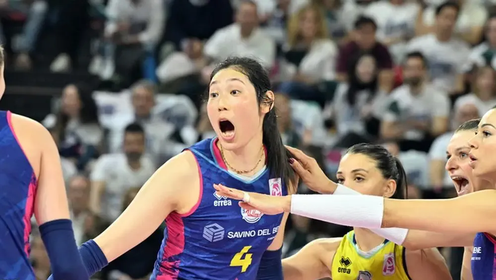 巴西运动员在女子排球比赛中斩获胜利 巴西运动员在女子排球比赛中斩获胜利