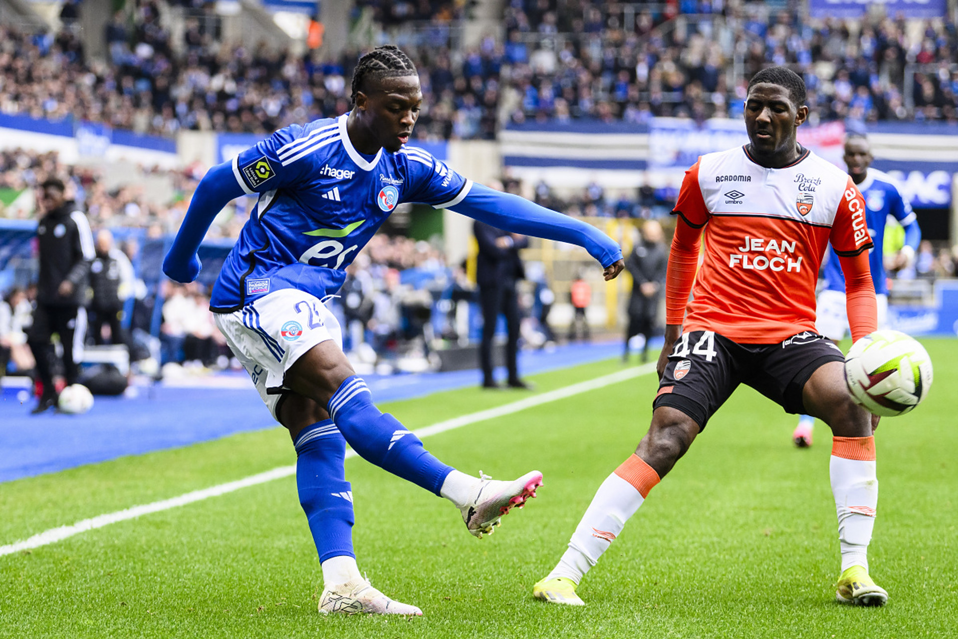 里昂球队对斯特拉斯堡队取得重要胜利 里昂球队对斯特拉斯堡队取得重要胜利