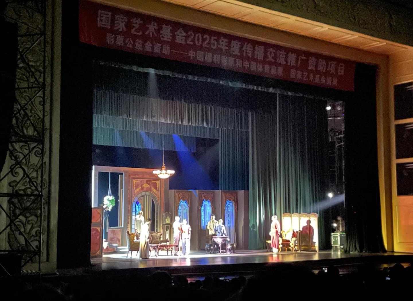 aoa体育体育官方登录入口-现场氛围热烈，观众掌声雷动场馆的简单介绍