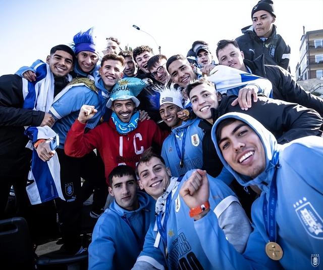 意甲球队球员世青赛捧杯,备受赞誉 意甲球队球员世青赛捧杯,备受赞誉