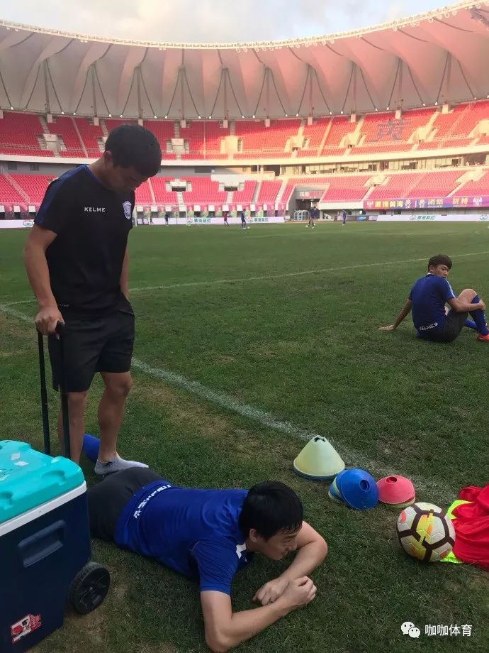 aoa体育体育直播-青岛黄海队员在场上奋力拼搏，展现团队精神的简单介绍