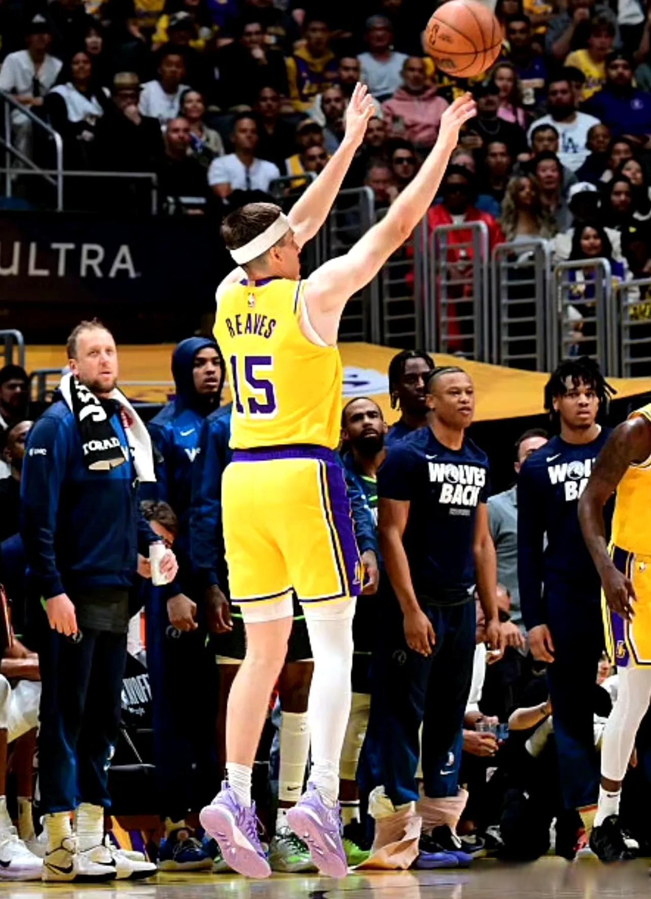 aoa体育体育登录-湖人新秀表现抢眼，轻松破解对手防守