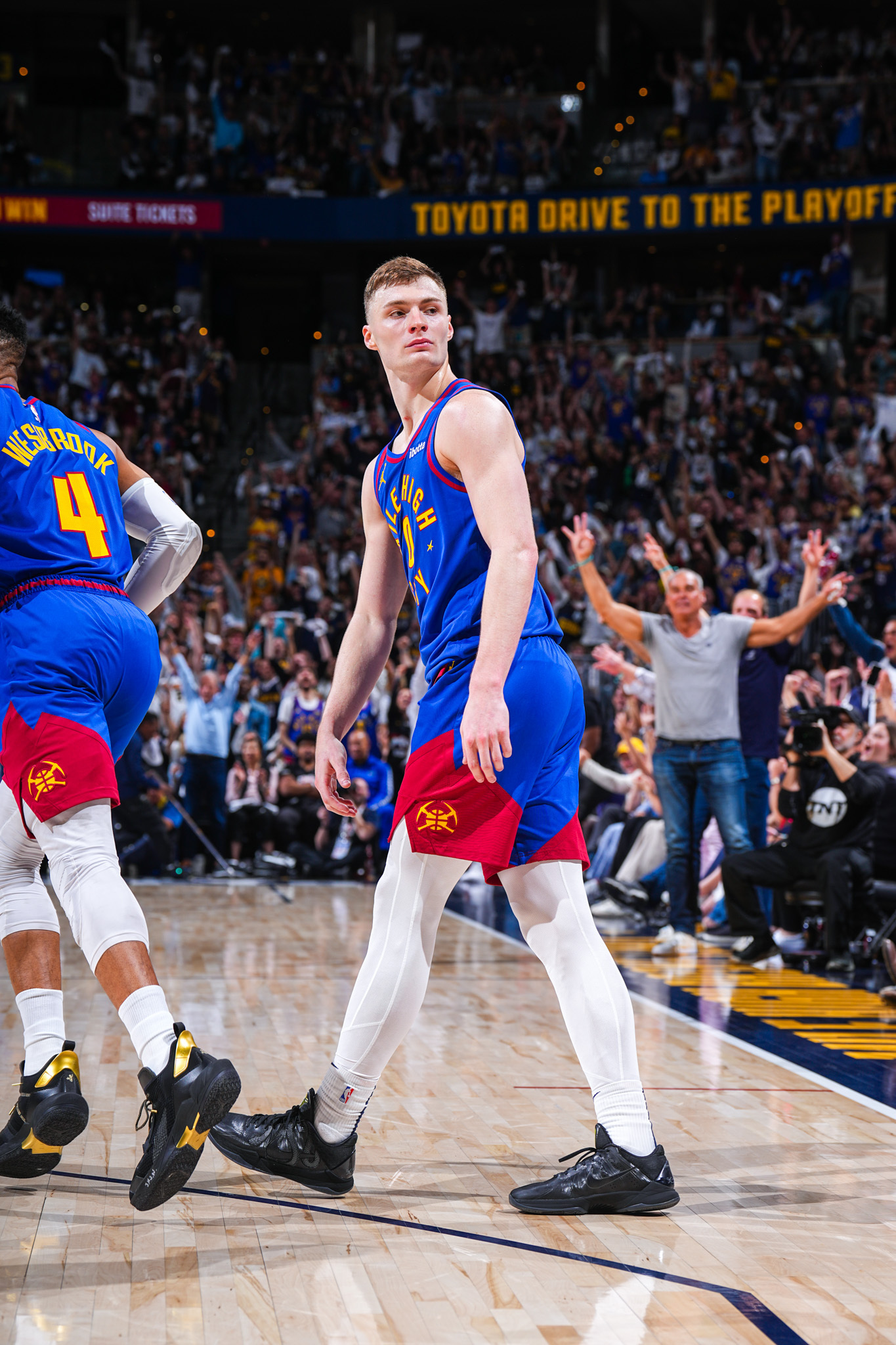 快船战胜掘金，继续领先西部