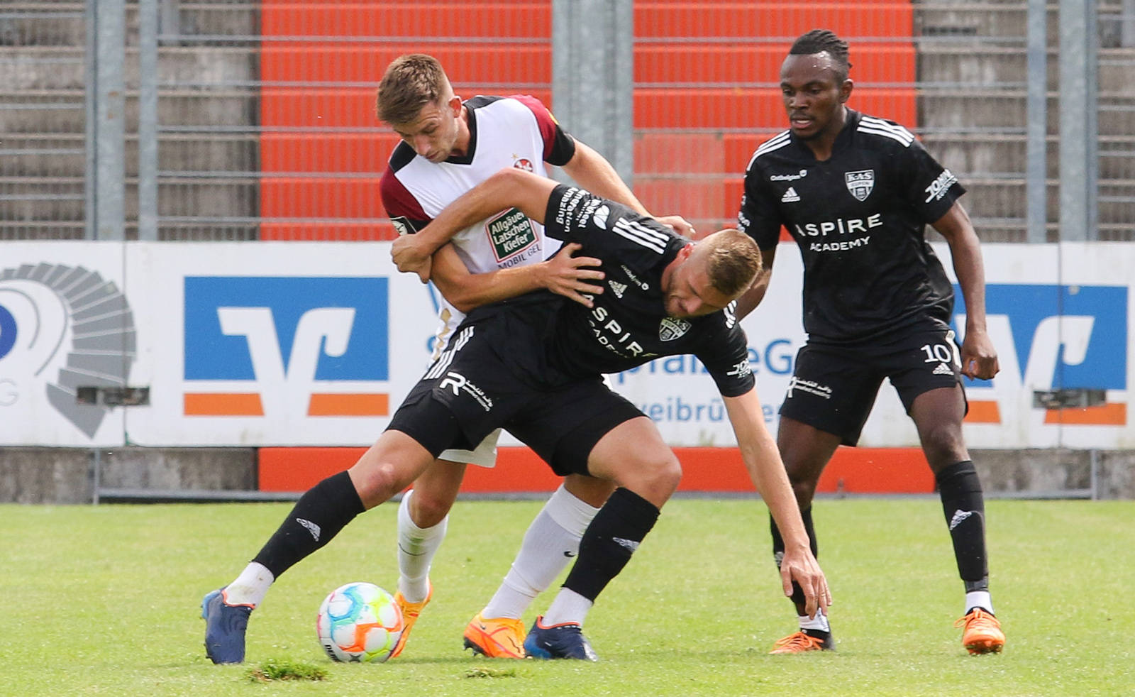 关于汉诺威96战平法兰克福,积分榜上位置依旧相近的信息 关于汉诺威96战平法兰克福,积分榜上位置依旧相近的信息