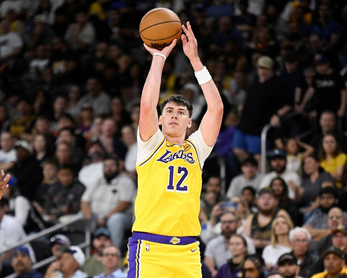 aoa体育体育官方登录入口-湖人队双星合砍分，轻取比赛胜利