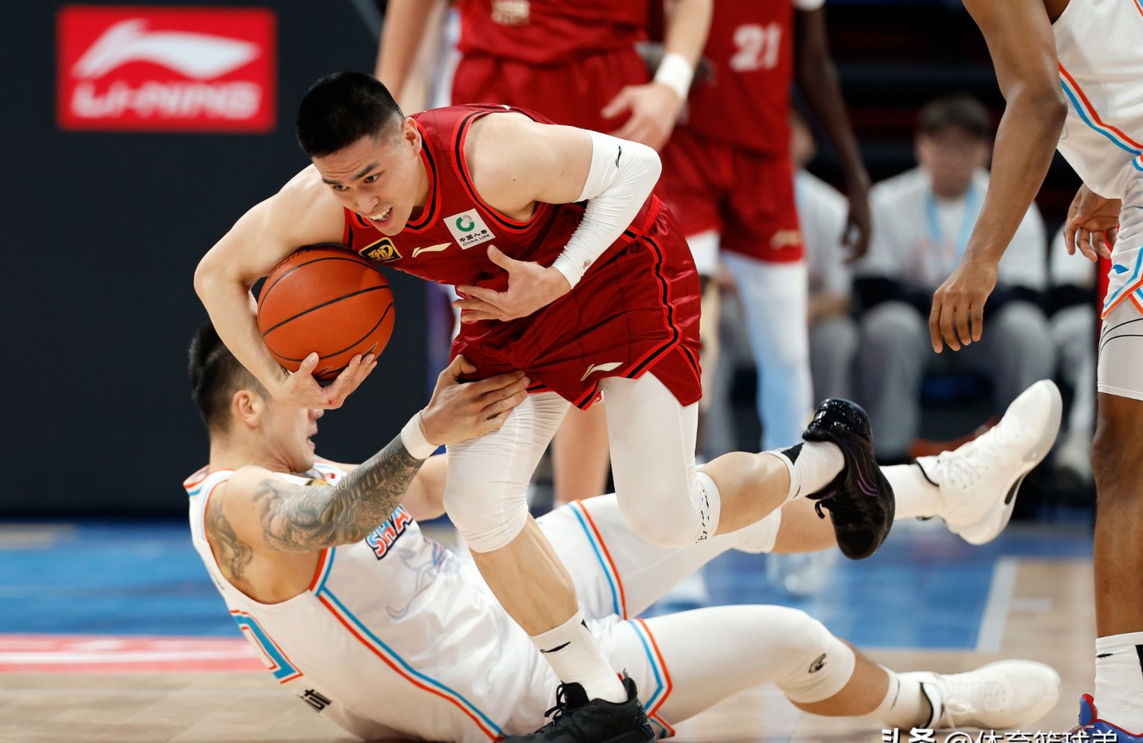 紧张对决!球员们全力以赴拼搏,取得胜利 紧张对决!球员们全力以赴拼搏,取得胜利