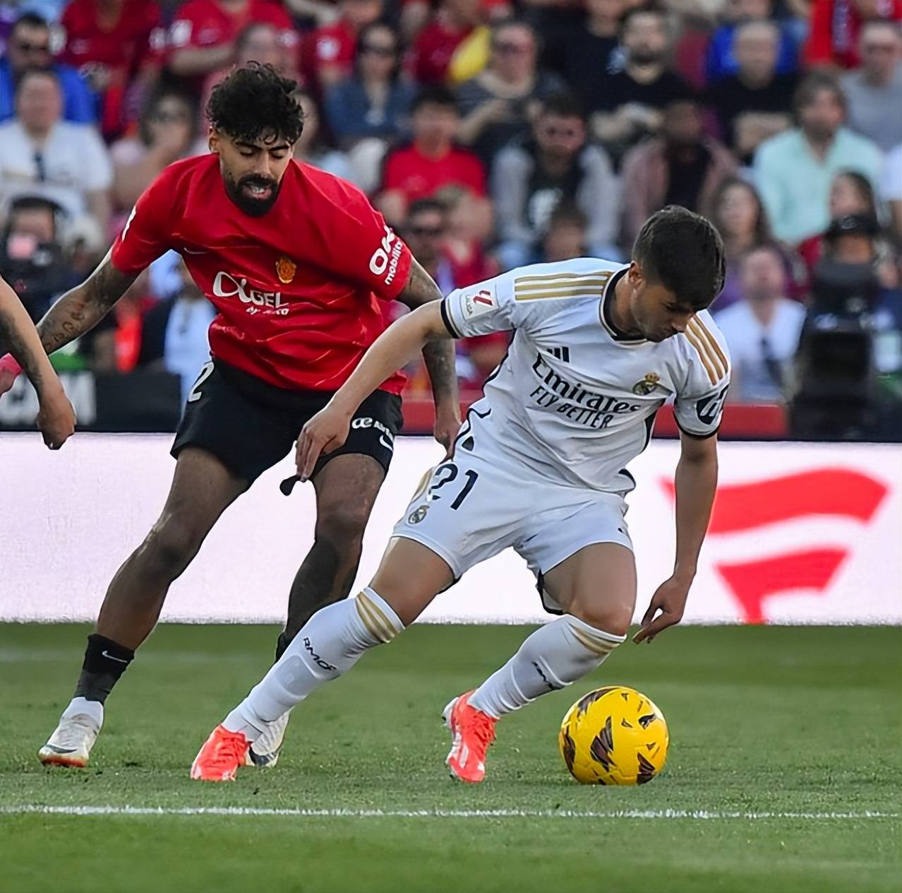 aoa体育体育网站-包含足球赛场劲爆对决引爆观赏热情！的词条